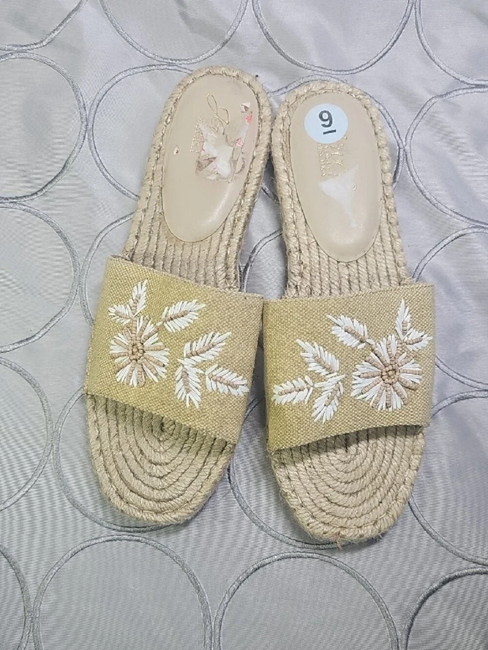 Jewel Badgley Mischka Beige Embroidered Flower Espadrille Slide Mules Kyrene G7